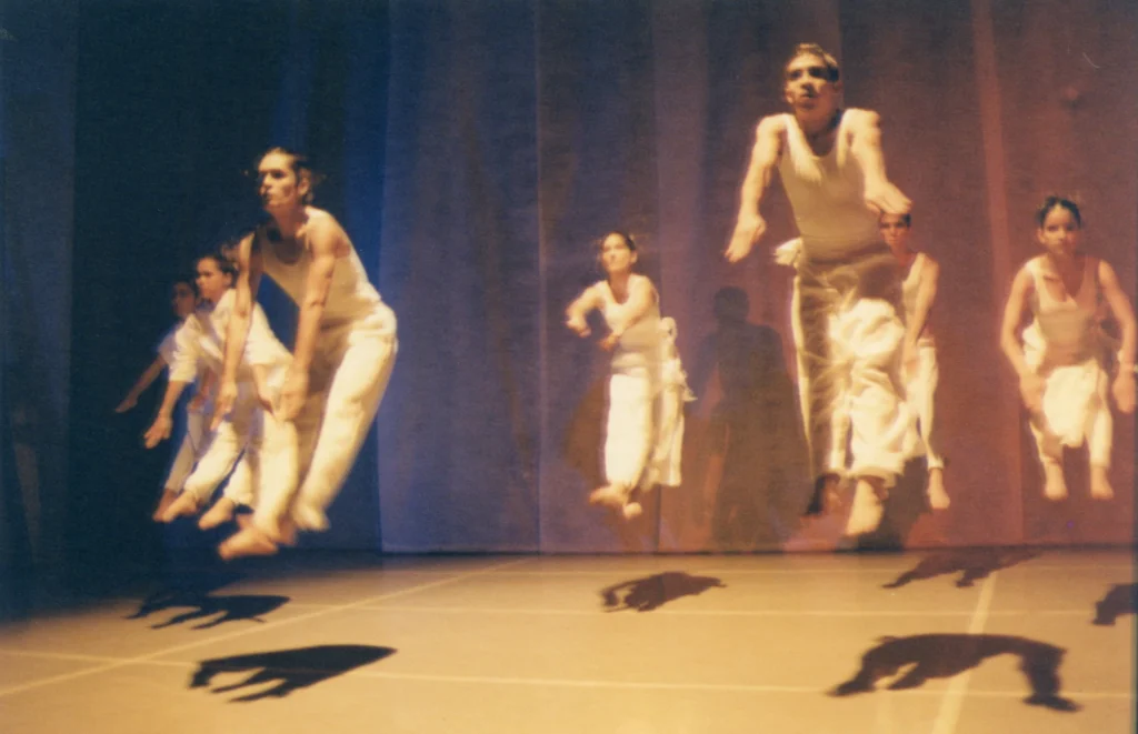 Detrás de la montaña (1998)