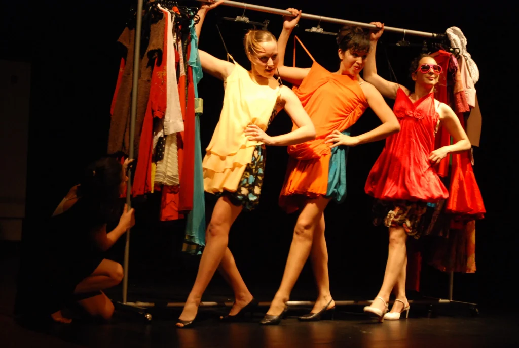 Altas mujeres encorvadas (2009)
