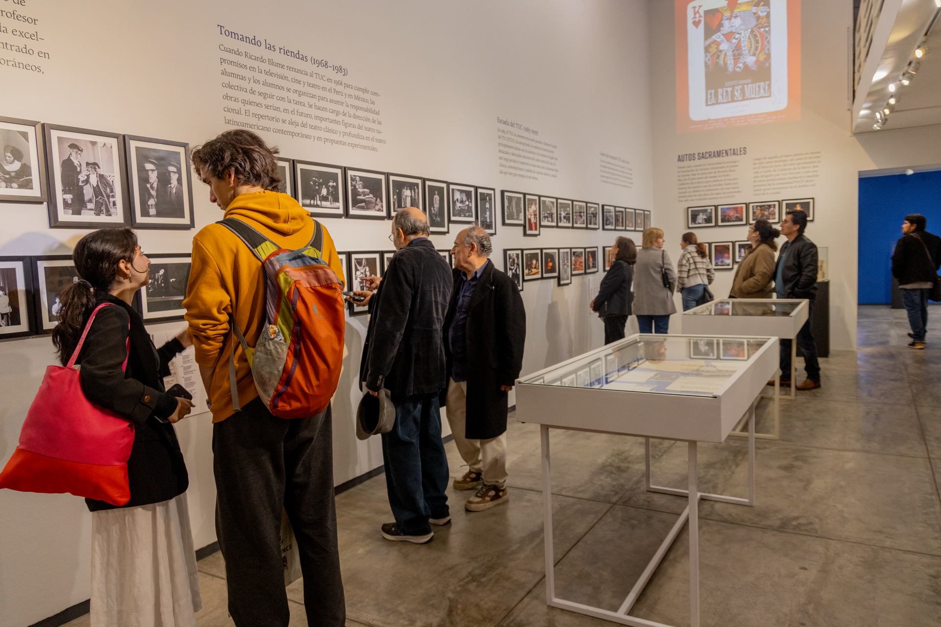 Activando el acervo escénico institucional: una apuesta de CEDARES, el Departamento Académico de Artes Escénicas y el Centro Cultural PUCP en la exposición “Las Artes Escénicas en la PUCP”